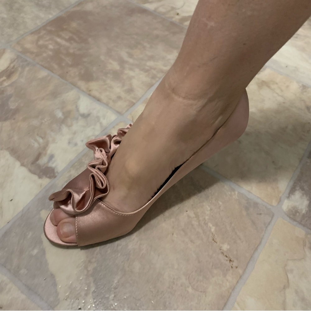 Satin Pink Nude 8.5 opentoed Pumps - Picture 12 of 16